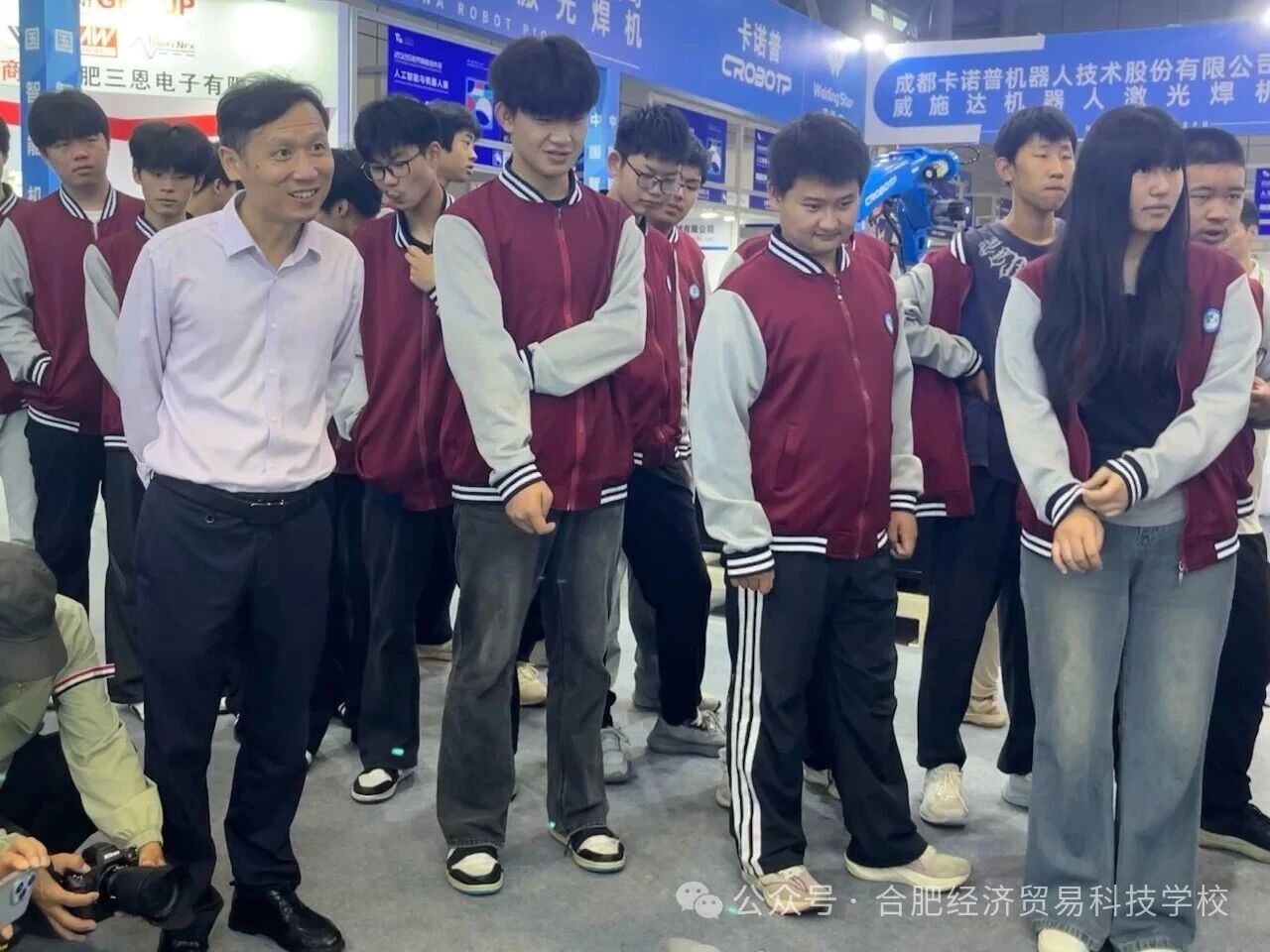 合肥经济贸易科技学校师生走进2026世界制造业大会现场观摩研学.jpg